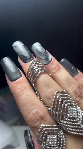 Le Cat Eye, ce n’est pas un effet “magique”. C’est de la physique. Du contrôle. Et un peu de sang-froid. Pas comme ton ex! Dans ce tutoriel, je vous montre comment créer des motifs en plusieurs étapes avec les Cat Eye 268 et 269 de @lunamoongel_france @blackstarpro_france 🖤 ✔️ Application en couches fines ✔️ Travail AVANT polymérisation ✔️ Positionnement précis de l’aimant ✔️ Superposition pour créer profondeur et relief Le secret ? Ne pas paniquer. Ne pas toucher l’aimant au gel. Et comprendre