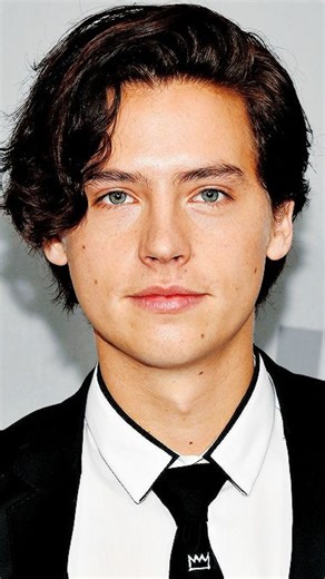 Movies Cinemagic on Instagram: "Cole Sprouse começou sua carreira artística ainda na infância, ao lado de seu irmão gêmeo Dylan Sprouse. Os dois ficaram conhecidos mundialmente por estrelar a série da Disney The Suite Life of Zack & Cody (2005–2008), onde Cole interpretava Cody Martin. O sucesso da série fez dele um dos rostos mais conhecidos da televisão juvenil da época. Após um hiato para estudar arqueologia na Universidade de Nova York, Cole voltou às telas com um papel que mudaria o rumo de