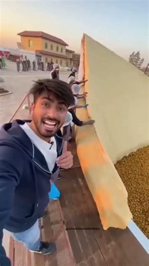 “Duniyah ka sab se bara Aftari Samosa😱🥟” :#BiggestSamosa#AftariSpecial#RamzanVibes