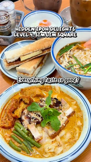 Hidden on the 4th floor of Sim Lim Square, Ipoh Station Kopitiam might just be your next favourite spot for hearty, comforting Ipoh-style eats 🇲🇾✨ Expect Ipoh-inspired signatures like: 🍛 Curry Chee Cheong Fun — silky rice rolls drenched in fragrant curry, topped with roast pork, char siew & pig skin. 🍞 Kaya Butter Toast & Soft-Boiled Eggs — that perfect Nanyang breakfast combo. ☕ White Coffee & Kopi C — rich, smooth, and not too sweet. Everything’s cooked fresh, portions are generous, and th