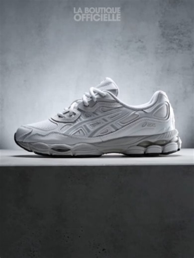 La Asics GEL-NYC, dans un coloris qui va avec tout. ⚪ Coloris : White Glacier Grey dispo sur La Boutique Officielle ! #sneakers #asics