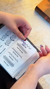 Kobl af fra stress, bekymringer og snurrende tanker med rolig og mindful brodering. 🧵✨ En begyndervenlig stitch-bog med over 60 beroligende mønstre, der hjælper dig med at fokusere, slappe af og lukke hverdagens støj ude. En enkel måde at give hjernen en pause – derhjemme, i sofaen eller om aftenen inden sengetid. | Broderibogen