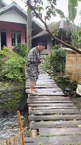 Si mamang nggak jadi ke jamban mungkin ada orang didalamnya😅 #village #river | Jejak Pedesaan