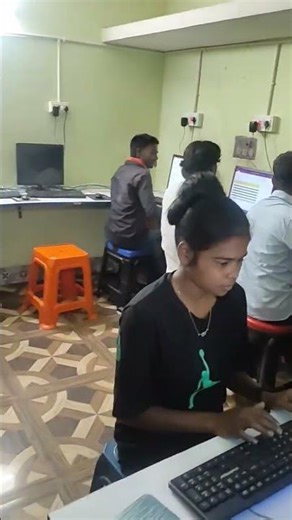 Computer सीखो और Career बनाओ 💻 |Brilliant Computer Education #Shorts