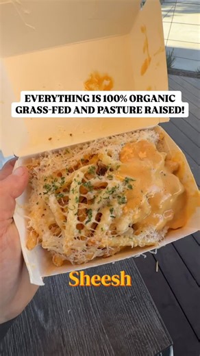 Taylor | Phones Eat First on Instagram: "Tapping in to @palmsnpatties over in Costa Mesa🍔 Seed oil free, 100% organic ingredients and all pasture-rasied. You can absolutely taste the difference in quality, especially with the fries bathed in beef tallow The cheeseburger has organic grass-fed beef, American cheese, grilled onions, lettuce, pickles, and their house made sauce I got a smashburger which was basically the same thing but with those buttery inverted buns DONT SLEEP ON THE Pn’P FRIES! 