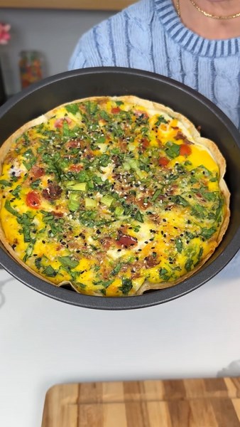 This 5 minute breakfast pizza is a total game changer
