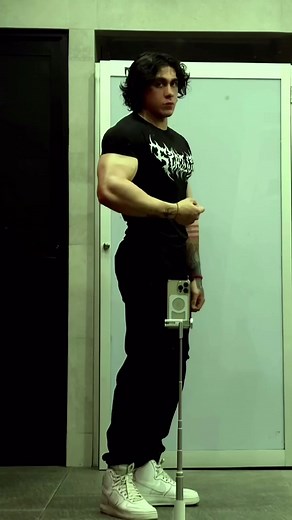 19K views · 1.5K reactions | Retomamos #gymshark #carlosbelcast #bulking #mass #bodybuilding #bodydismorfia #workout #training #gymoutfit #ootd #carlosbelcast #aesthetics #fitness #muscle #workout #gymtransformation #sheredding #anime #fitnessmotivation #diet #rutina #aesthetics | Belcast | Facebook