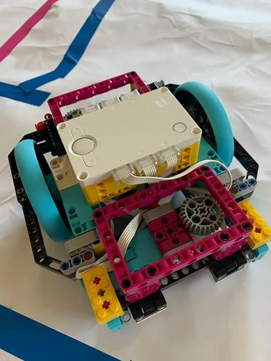 LEGO PRIME spike robot base follows a line with coding