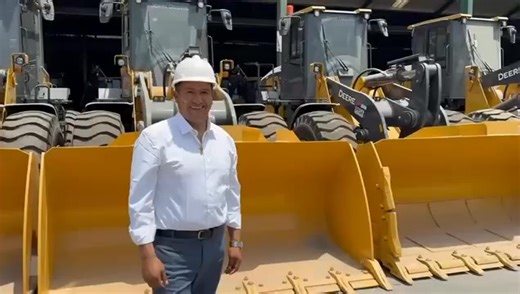 #AZÁNGARO ENTREGARÁN NUEVA FLOTA DE MAQUINARIA PESADA A LA POBLACIÓN AZANGARINA ( Asi lo anunció la autoridad provincial ). El alcalde de la Municipalidad Provincial de Azángaro, Salvador Apaza Flores, anunció la próxima entrega de un importante pool de maquinarias pesadas, destinado a mejorar los trabajos en beneficio de toda la población. Esta compra responde a los compromisos asumidos con los barrios, comunidades, centros poblados y microcuencas, y busca fortalecer de manera significativa la 