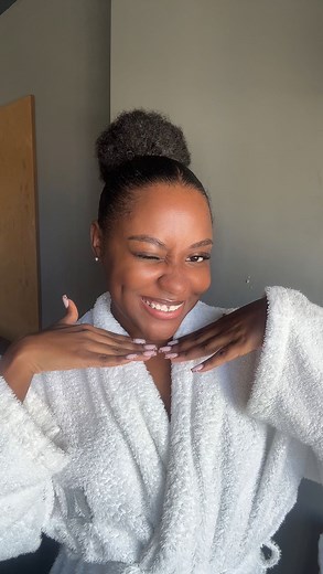 Ordem correcta da skin care matinal ☀️ Para além de comprar os produtos é necessário sabermos a ordem de utilização para melhores resultados 🫶🏽 Ordem : 👇🏾 1- Gel de limpeza da @ceraveportugal 2- Vitamina C : The ordinary comprada na @sephoraportugal 3- Serum Niacinamide : The ordinary comprado na @sephoraportugal 4- Creme hidratante : @ceraveportugal 5- Protetor solar : @avene Agora já não tens desculpas para não cuidares deste rosto ! Preparem-se que o verão está à porta ☀️ #skincare #beaut