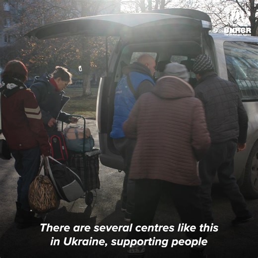 [ENG below] Понад 10 000 людей, які тікають від інтенсивних бойових дій у Донецькій області 🇺🇦, пройшли через транзитний центр у Лозовій із серпня. Тут евакуйовані отримують підтримку — зокрема від УВКБ ООН та партнерів — таку як грошова, правова допомога, консультації та базові речі першої необхідності. *** Over 10,000 people fleeing intense hostilities in Donetsk region🇺🇦 have passed through the Lozova transit centre since August. Here, evacuees receive support - including from UNHCR and p