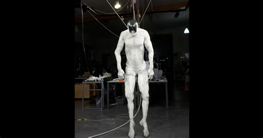 掛在天花板、全身像人類般抽動！波蘭 Clone Robotics 配備千個人造肌肉 - INSIDE