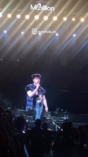 HIEUTHUHAI kêu gọi quyên góp cho miền Trung, chuyển khoản luôn trên sân khấu….❤️ Video: Tuyết Hiền | Kenh14.vn