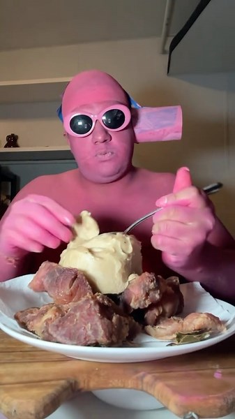 Eggplant on Instagram: "Peppa Pig Eats pudding de Grasa🐷#lmao #memes #comedy #funny #food #mukbang"