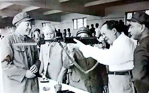 毛主席为何能用兵如神？他总结的十大军事原则，让解放军战无不胜