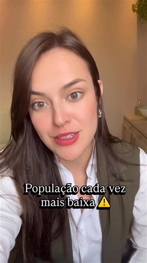 Dra Raphaela Martins | Endocrinologista pediatra on Instagram: "A gente olha para a escola e pensa: ‘nossa, como essas crianças estão grandes! Mas, na vida adulta, a conta não fecha: estamos caminhando para uma população cada vez mais baixa! 🚨 Nos últimos anos, estudos brasileiros mostraram que as crianças e adolescentes até estão mais altos do que gerações anteriores - mas junto com um aumento importante de sobrepeso e obesidade⚠️ Em adolescentes de Florianópolis, por exemplo, a massa magra aj