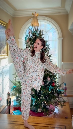 𝐒𝐚𝐫𝐚𝐡 𝐁𝐚𝐫𝐫𝐲 ✞ on Instagram: "Thrift Flip: Nutcracker pajamas out of old sheets! 🩰 The perfect Christmas sewing project using Butterick pattern #b4939! Finding creative ways to make old things new is always so rewarding. Would you try this sewing project? ✨ #thriftflip #sewinginspiration #diypajamas #simplicitycreativegroup"