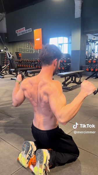 Sculpter son dos pour ressembler à un dieux grec c’est pas un soucis ➡️ essaye ces exos (et mange correctement) #motivation #dos #back #musculation #fittok #pull #gymtok