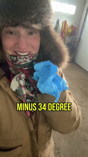 Latex gloves winter hack 😱🎥 @amanda_rae.13