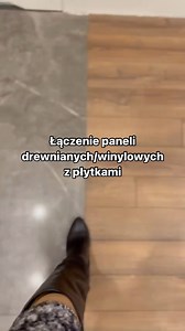 Łączenie paneli drewnianych lub winylowych z płytkami może być kreatywną przygodą! 🛠️ Aby osiągnąć estetyczny i trwały efekt, zastosuj listwy przypodłogowe, takie jak teownik czy listwy przejściowe. Korek doda wykończeniu estetyczny wygląd. Do wypełnienia szczelin użyj sznura polipropylenowego, korka natryskowego lub akrylu, zapewniając elastyczność i trwałość. Ważne jest odpowiednie przygotowanie powierzchni przed montażem. 🏡✨ #remont #wnętrza #panele #płytki #listwy #korek #szczeliny #spoiny