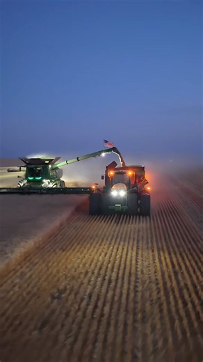 AMERICA'S HARVEST NEVER STOPS! 🇺🇸🔥 #farming#harvest#combine#nightvibes#rurallife