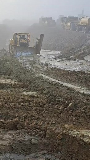 CAT D6 XL Dozer pushing mud #catpower #diesel #CAT #d6 #local12 #heavyequipmentoperator #dozer #pushingdirt #bulldozer #earthworks #dozerwork #grading #mud #lb3 #operators #catequipment #diggers #madeinusa #constructionlife #california #constructionmachinery #fyp #dieselmachines #bluecollar #hardwork #slopeboard #civilworks #operatingengineer #trackmachiness | Havy Duty Machines15