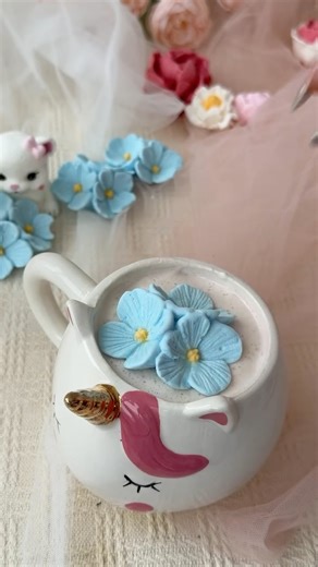 Kate __ Home baker + Teacher on Instagram: "I’m more and more often making marshmallows using molds 🍥 It’s such a fast and easy way to create marshmallow figurines ✨ Before, I used to spend up to 3 hours shaping each figure by hand ⏳ But after I refined my marshmallow recipe, the process became much faster 🚀 The mixture turns out smooth and silky 🤍 It’s easy to pour into molds and just as easy to remove without damaging small details 🙌 And when it comes to flowers 🌸, this is especially impo