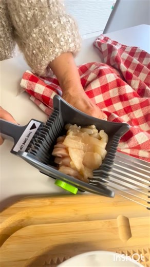 @frammentidigusto on Instagram: "Ho provato il Meat Slicer di Once For All e devo dire che è uno di quegli attrezzi che non sapevi ti servissero… finché non lo usi 🤍 Taglia carne, verdure e ingredienti in modo preciso, veloce e uniforme, facendoti risparmiare un sacco di tempo in cucina. Le lame sono affilate, il design è solido e soprattutto è facilissimo da usare e da pulire. Perfetto sia per chi cucina tutti i giorni sia per chi ama presentazioni curate come da ristorante 🍽️ 📦 Anche il pac