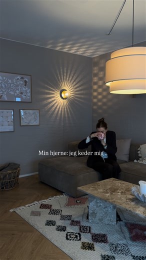 MIA ROSHOLM ~ Hjem, ro & hverdag on Instagram: "Jeg sidder sjældent stille fordi jeg virkelig hurtigt kommer til at kede mig, og det er så klassisk mig, at når jeg først sætter mig ned, går der ikke 5 minutter før jeg er igang med en eller anden idé jeg pludselig fik i hovedet 😂🫶🏼 Kender du det?"