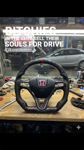 Modifying a steering wheel isn’t something just anyone can do. It’s taste, craftsmanship, and real art — and it can only be done by someone who’s trained and truly understands the details. Whatever you can imagine, we’re here to make it real. We can build your steering wheel in carbon flex, forged carbon, or a custom mix of both. You want paddle shifters integrated into the wheel so you can shift directly from it? That’s possible, too — with the proper, dedicated modification. You also get a: • 