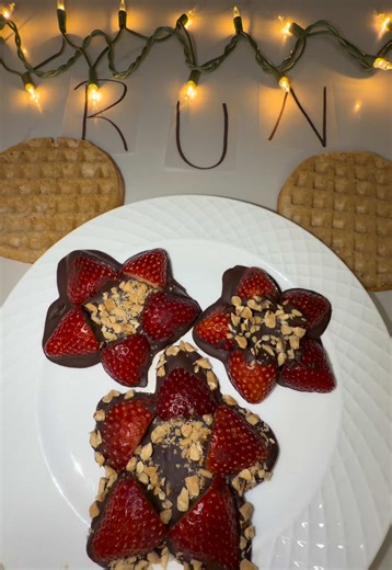 Dark Chocolate DemoBerries for @Stranger Things !!!🍓💡🍫🧇🚥 🍓@Driscoll’s (MRS. DRISCOLL from season 3!!) 🧇@Birch Benders 🍫@altereco (because ALTERnate dimensions) #strangerthings #strangerthings5 #milliebobbybrown #noahschnapp #steveharrington