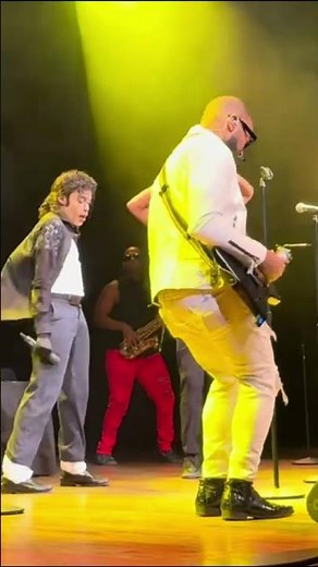 He nailed EVERY move 😮‍Who's Bad live #whosbad #michaeljackson #shorts #moonwalk #live
