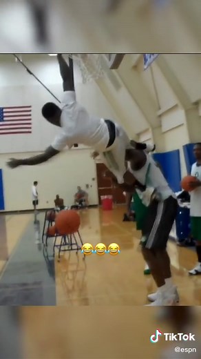 Nate Robinson dunking on Shaq is always funny 😂 (via @nba) #basketball #dunk #shaq