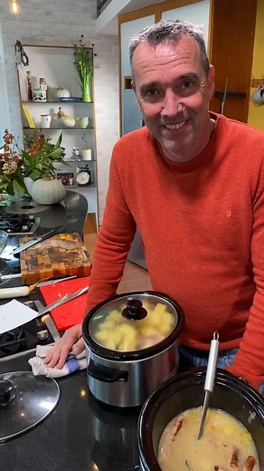 Irish Coddle Serves 4-6 Every family have their own coddle recipe… some like to add a ham bone for flavour or even ham hock others like to add milk to the cooking liquid. One thing common to all is that they are tastier on the next day! Here is a link to my upcoming slow cooker course starting next Monday ! https://www.tickettailor.com/events/kevindundon/440032 450g (12) sausages 6 streaky bacon rashers, chopped 3 potatoes, chopped 2 carrots, chopped 2 onions, chopped 1 leek, chopped 1 bunch fre