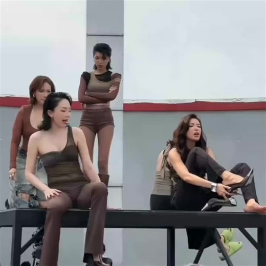 đôi dép cute dã man #aiphuong #misthy #builanhuong #donganhquynh #caraphuongnguyen #xuhuongtiktok #minhtu #toctien