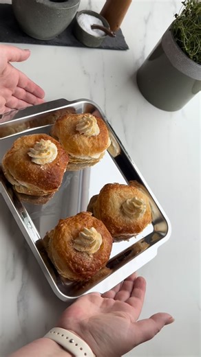 Louise | Opskrifter | Aftensmad | Dessert | Salat | Kage on Instagram: "Hvis du elsker gammeldags æblekage, så bliver du nødt til at prøve de her fastelavnsboller 😍 Brug fastelavnsboller fra frost (@hatting.dk har lavet nogle lærke boller) så er det store arbejde allerede lavet 🤩 De tager ikke mange minutter at smække sammen og er helt perfekte til vinterferien👌🏼 Du skal bruge: 4 fastelavnsboller fra frost 200 g æblegrød 50 g makroner 2 dl fløde Bag fastelavnsbollerne efter anvisningen på pa