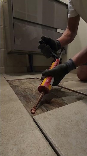 J'ai Soulevé ce Carreau Cassé... Regardez ce qu'il y a en dessous ! 😱