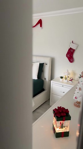 Christmas bedroom decor #roomtour #roomdecor #luxuryhomes #luxury #christmas #christmasdecor #december #decor #bedroomdecor #bedroom