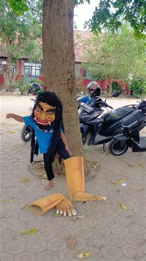 cara melepaskan kostum Buto lucu