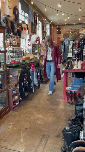 Peep this vintage Wilsons leather trench coat. Josh picked it up and was like “Woah” #leatherjacket #vintagecoat #vintagestyle