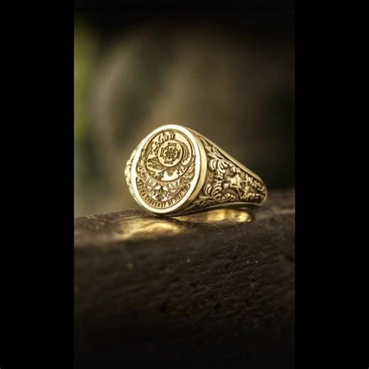 𝔗𝔥𝔢 𝔲𝔫𝔦𝔮𝔲𝔢 𝔱𝔥𝔦𝔫𝔤 about a seal ring is that it is 3d engraved to produce an impression. Here is an ‘average’ afternoon for Jacob in the workshop making wax seals for our lovely clients. You get a buzz when you make the perfect wax, seeing the full detail of the engraving, and it’s great when it works first time! Here you can see the sheer variety of engraving we create - This is why Jacob never gets bored! #sealring #sealrings #signetring #signetrings #rings #ring #pinkyring #goldri