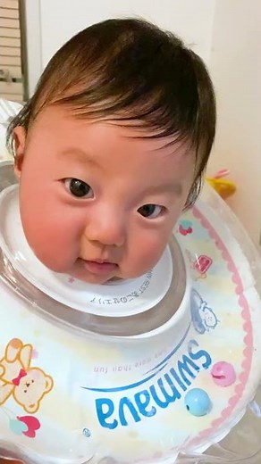 首浮き輪を付けてお風呂スイミングする赤ちゃん #shorts
