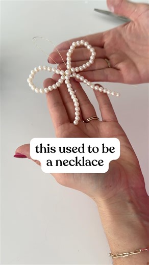 Becca Courtice on Instagram: "PSSSSST here's your easiest (but still thoughtful) last minute gift ever! Literally made 12 of these yesterday to gift on Christmas 💪🏼 Comment "BOWS" and I'll send you the step by step for these beaded bows... they truly take just a few mins 😍"