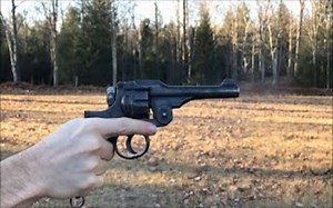 【搬运\u002F没什么字幕可加】26年式左轮手枪 第一人称欣赏