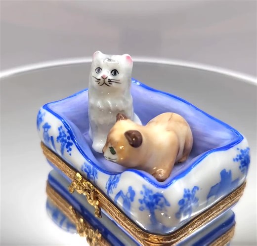 Kittens in Blue Willow Bed – Limoges Box - Etsy
