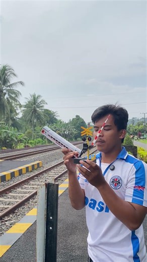 Abang ini tertidur ketika menunggu kereta api melintas,untung palang pintu bisa di turunkan!