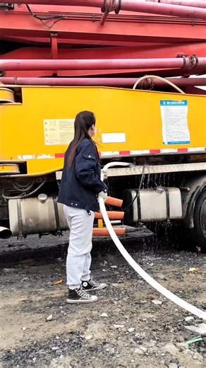 Kim on Instagram: "National holiday,working#concretepumpingmachine #concretefinishing #concretepumpingequipment #concretepumpingtruck #concretepour #concretepumpingtraining"