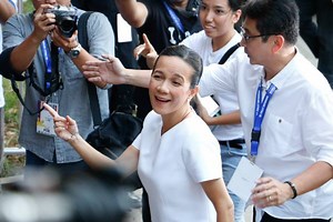Grace Poe's answers question about her husband's citizenship. The presidential aspirant also wants Filipinos to change their forgiving nature. #BilangPilipino #PilipinasDebates2016 www.bilangpilipino.philstar.com | Philstar.com