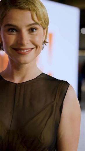 LA NOVIA está por llegar. Jessie Buckley impacta en la premiere mundial de #LaNoviaPelicula en Londres. 5 de marzo, solo en cines. | Warner Bros. Pictures