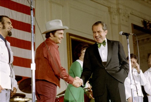 Merle Haggard was in prison from 1958 to 1960. Just 13 years later, he was standing in the White House with Bonnie Owens and The Strangers, headlining “Mrs. Nixon’s Party.” He even shook hands with President Richard Nixon — a moment that symbolized how far he had come. On March 17, 1973, the country music legend performed in the East Room for a special St. Patrick’s Day celebration, including a poem he wrote for First Lady Pat Nixon’s birthday. A powerful reminder: never give up on yourself. It’